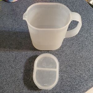 TUPPERWARE 1 Quart Refrigerator Pitcher w/ 2-Way Lid Sheer Plastic
